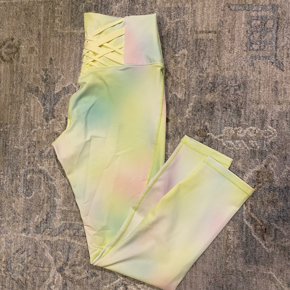 NWOT Fabletics Blur lemon creme Leggings 💛